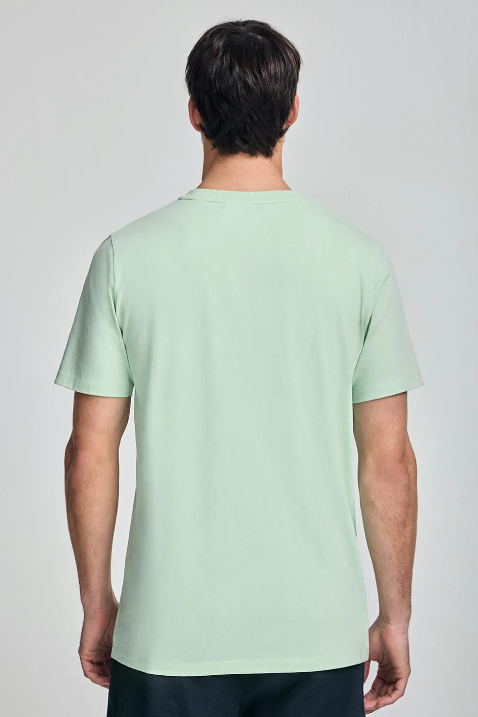 Camiseta color menta de cuello redondo y logo engomado