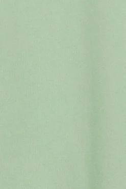 Camiseta color menta de cuello redondo y logo engomado