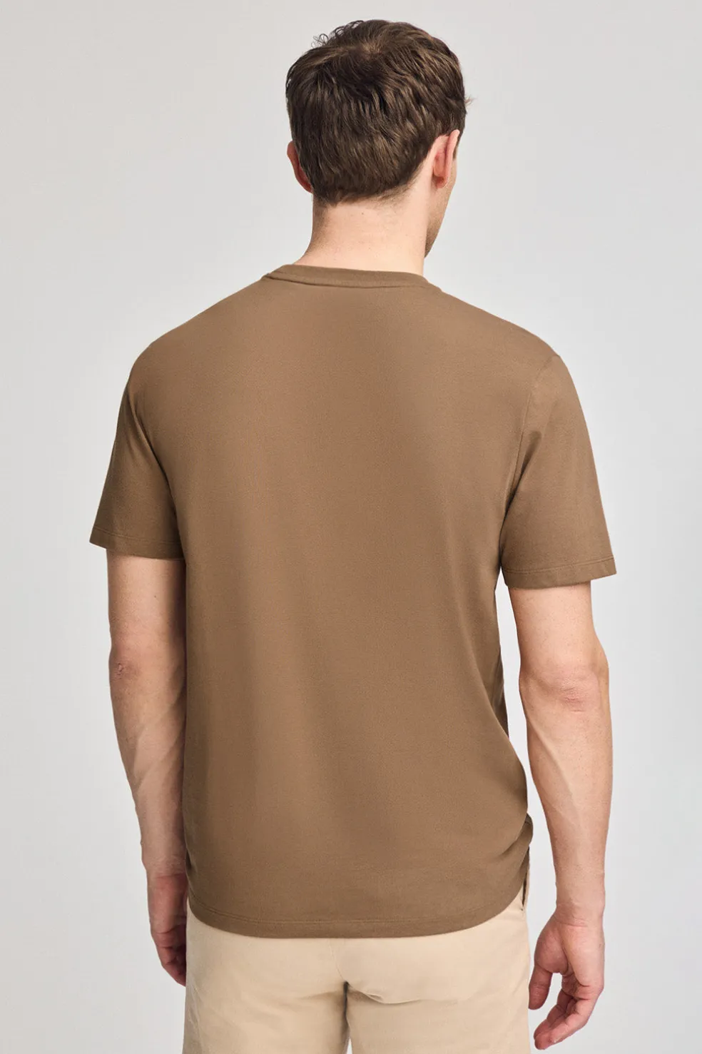 Camiseta color moca de manga corta con bolsillo y bordado Rigby Best