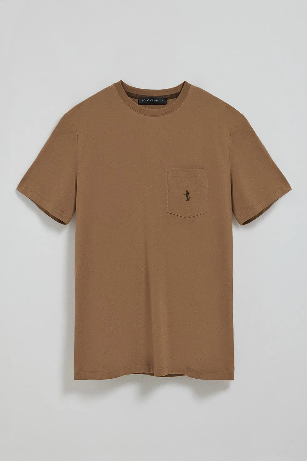 Camiseta color moca de manga corta con bolsillo y bordado Rigby Best