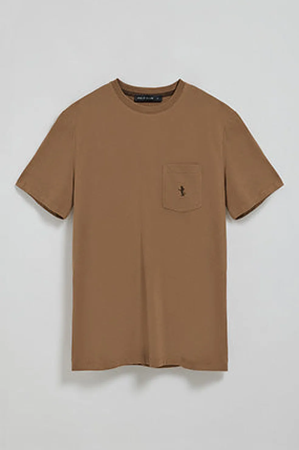 Camiseta color moca de manga corta con bolsillo y bordado Rigby Best