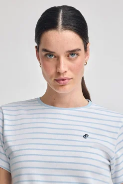 Camiseta de rayas azul claro y beige con monograma bordado