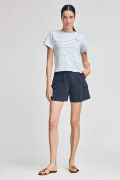 Camiseta de rayas azul claro y beige con monograma bordado