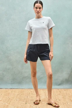 Camiseta de rayas azul claro y beige con monograma bordado