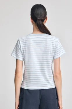 Camiseta de rayas azul claro y beige con monograma bordado