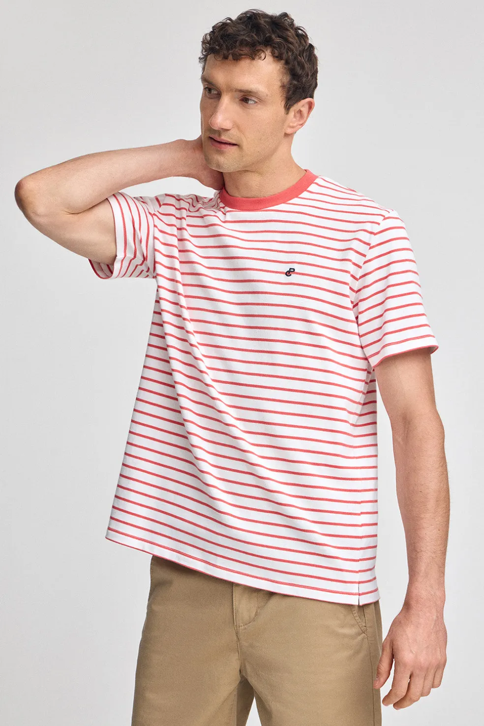 Camiseta de rayas color coral y beige con monograma bordado