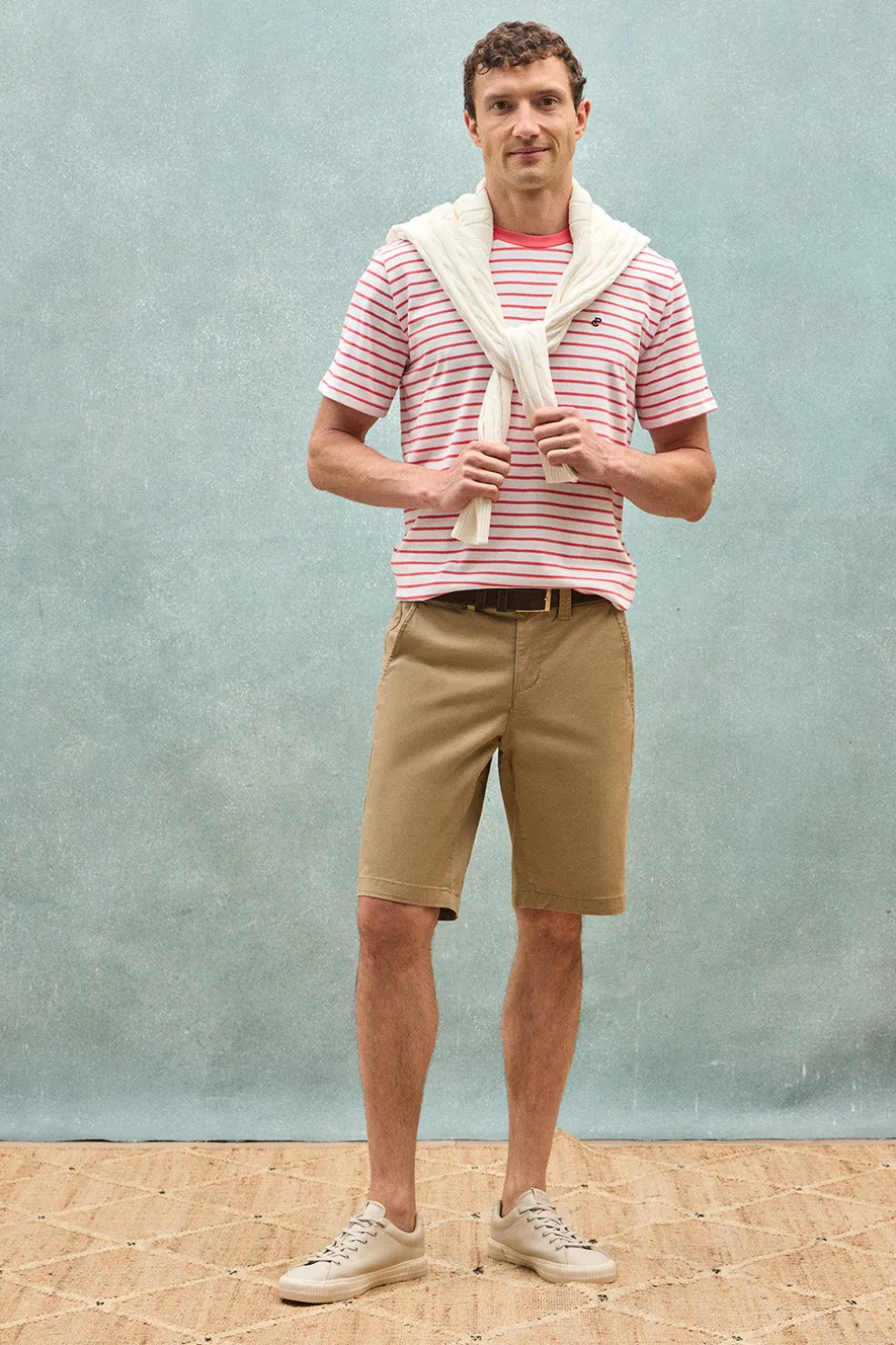 Camiseta de rayas color coral y beige con monograma bordado