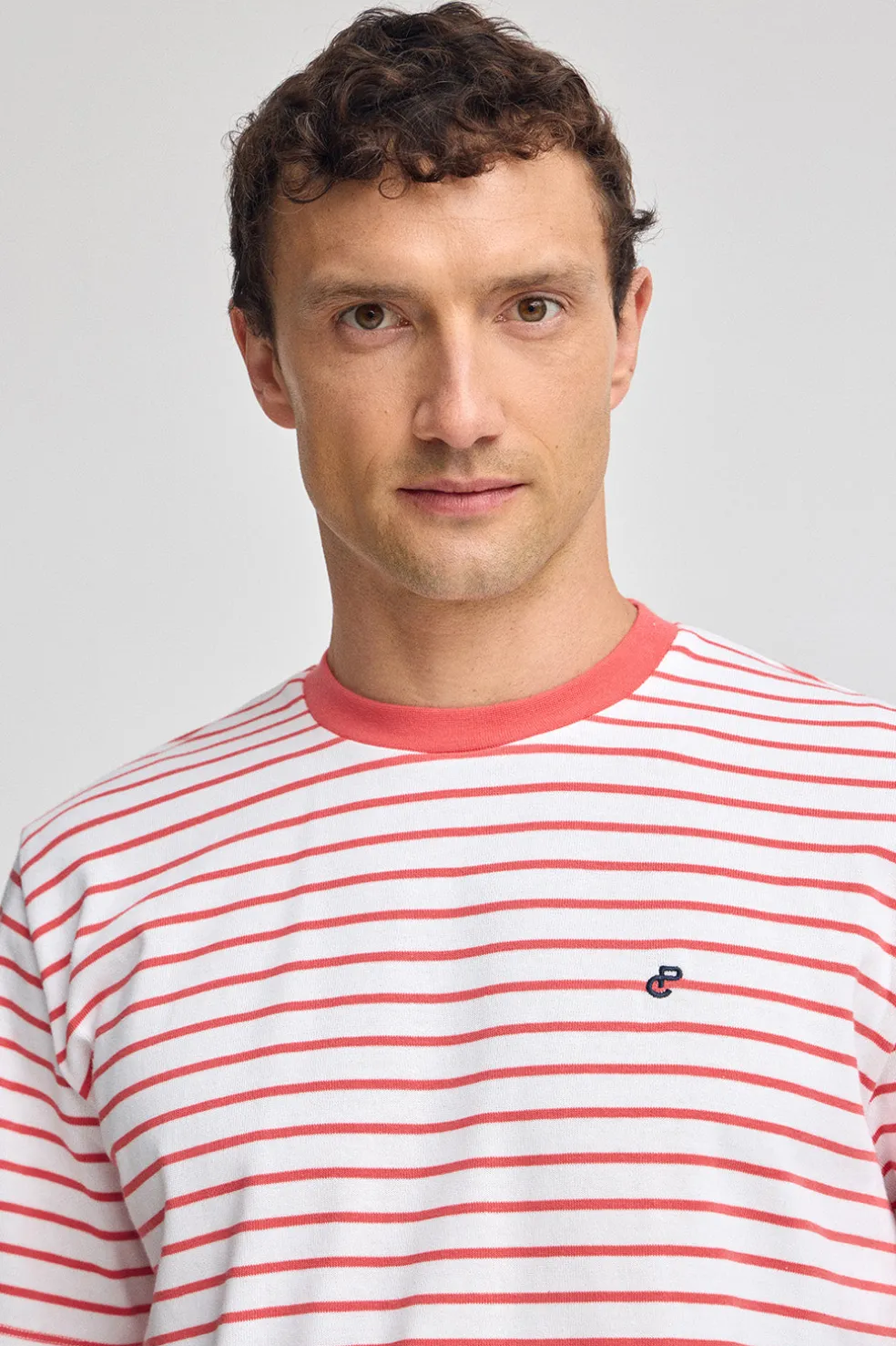 Camiseta de rayas color coral y beige con monograma bordado