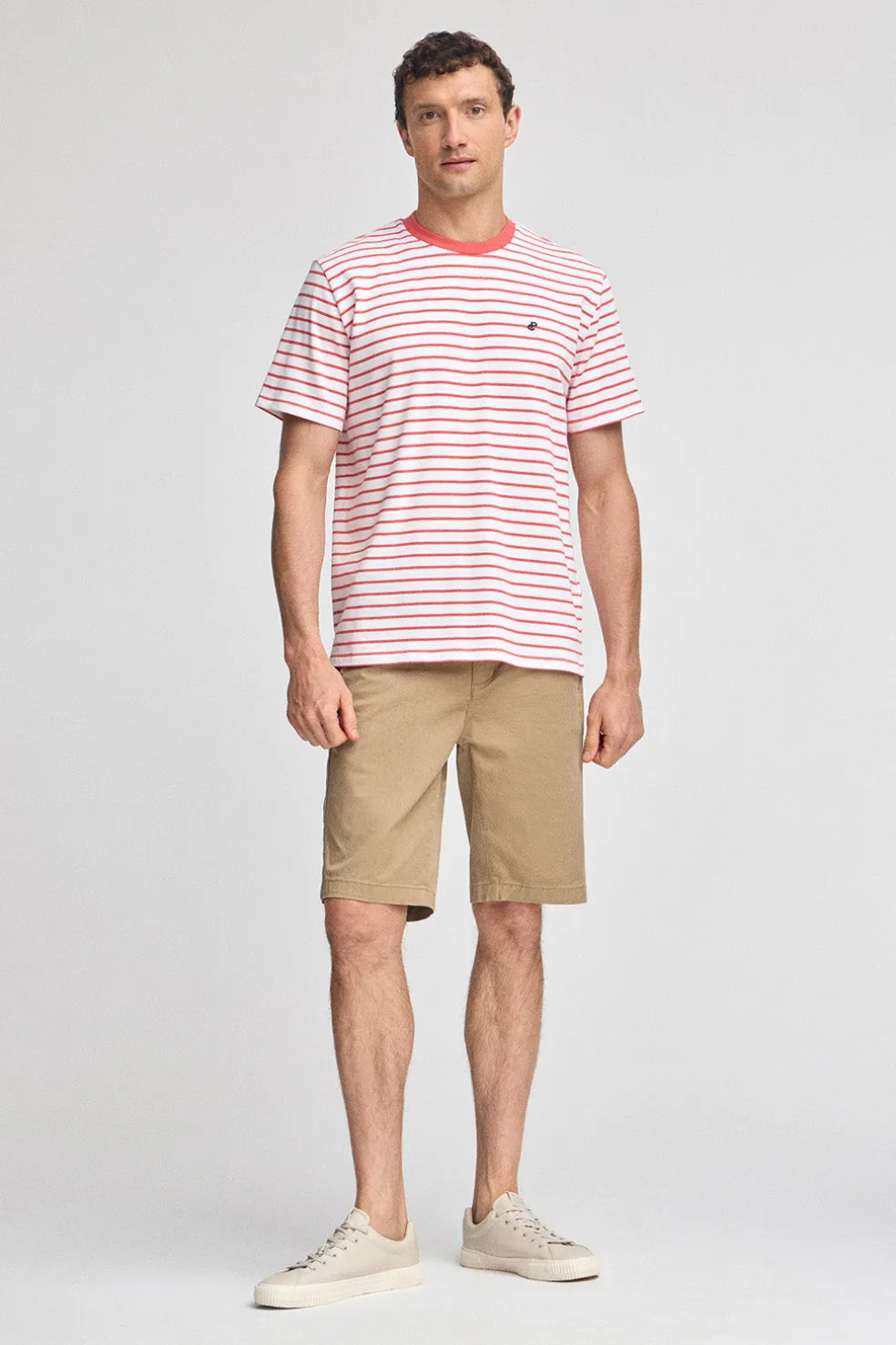 Camiseta de rayas color coral y beige con monograma bordado