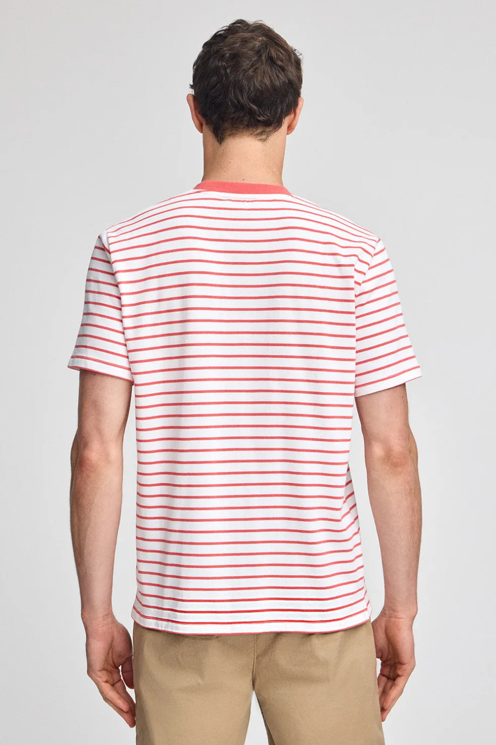 Camiseta de rayas color coral y beige con monograma bordado