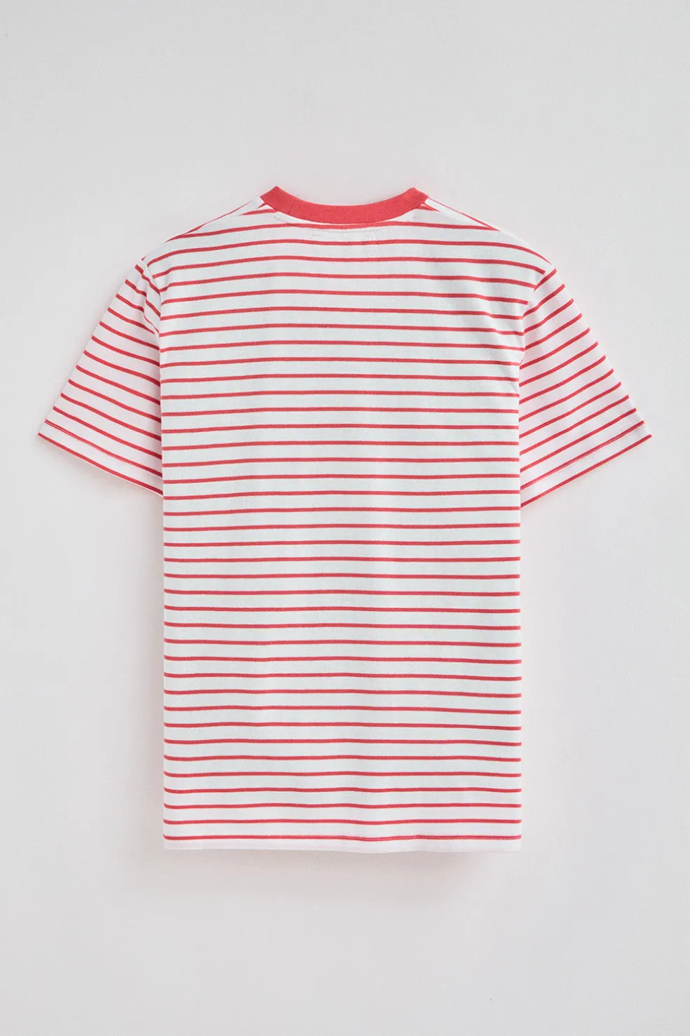 Camiseta de rayas color coral y beige con monograma bordado