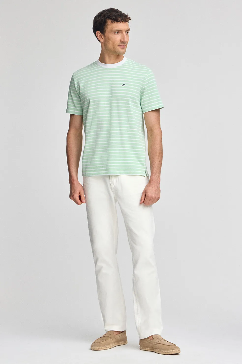 Camiseta de rayas color menta y beige con monograma bordado