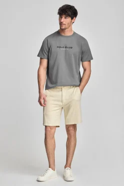 Camiseta gris asfalto de cuello redondo y logo engomado