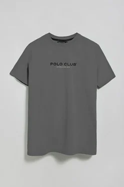Camiseta gris asfalto de cuello redondo y logo engomado