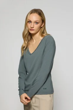 Camiseta gris piedra básica de cuello pico con logo engomado