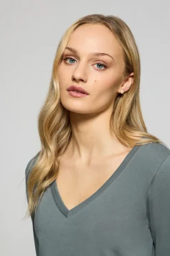 Camiseta gris piedra básica de cuello pico con logo engomado