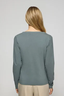 Camiseta gris piedra básica de cuello pico con logo engomado