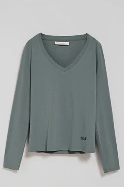 Camiseta gris piedra básica de cuello pico con logo engomado