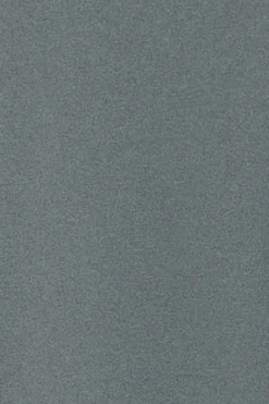 Camiseta gris piedra básica de cuello pico con logo engomado