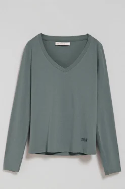 Camiseta gris piedra básica de cuello pico con logo engomado