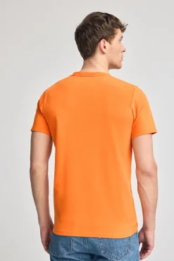 Camiseta naranja garment dye con detalle Polo Club