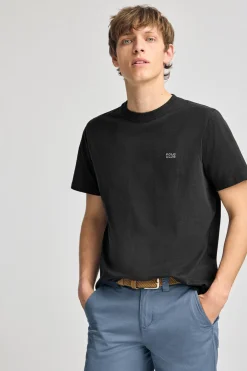 Camiseta negra básica de cuello redondo con detalle bordado