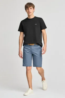 Camiseta negra básica de cuello redondo con detalle bordado