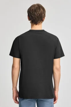 Camiseta negra básica de cuello redondo con detalle bordado