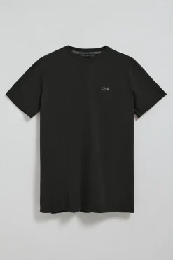 Camiseta negra básica de cuello redondo con detalle bordado