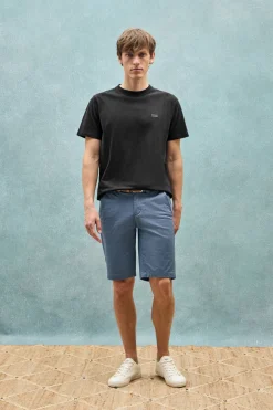 Camiseta negra básica de cuello redondo con detalle bordado
