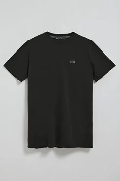 Camiseta negra básica de cuello redondo con detalle bordado