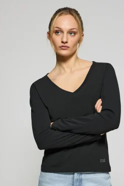 Camiseta negra básica de cuello pico con logo engomado