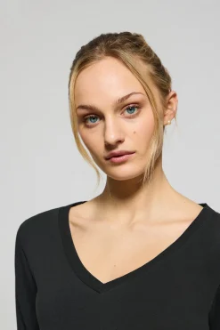 Camiseta negra básica de cuello pico con logo engomado