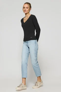 Camiseta negra básica de cuello pico con logo engomado