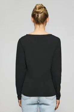 Camiseta negra básica de cuello pico con logo engomado