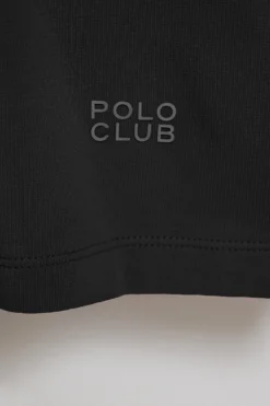 Camiseta negra básica de cuello pico con logo engomado