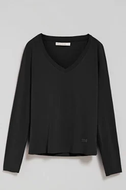 Camiseta negra básica de cuello pico con logo engomado
