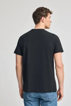 Camiseta negra de cuello redondo y Big Rigby Go engomado