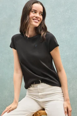 Camiseta negra Hesperia con monograma bordado