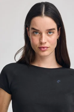 Camiseta negra Hesperia con monograma bordado