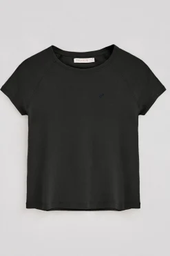 Camiseta negra Hesperia con monograma bordado