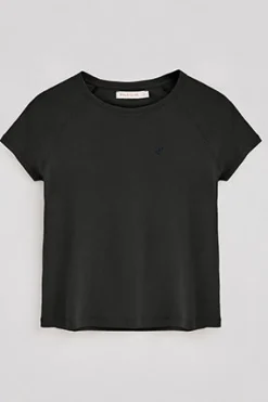 Camiseta negra Hesperia con monograma bordado
