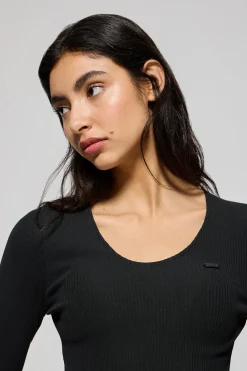 Camiseta negra Penelope con detalle de botón nacarado Polo Club