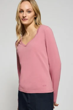 Camiseta rosa empolvado básica de cuello pico con logo engomado