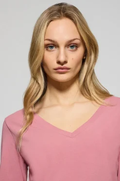 Camiseta rosa empolvado básica de cuello pico con logo engomado