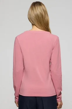 Camiseta rosa empolvado básica de cuello pico con logo engomado