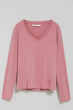 Camiseta rosa empolvado básica de cuello pico con logo engomado
