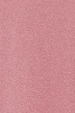 Camiseta rosa empolvado básica de cuello pico con logo engomado