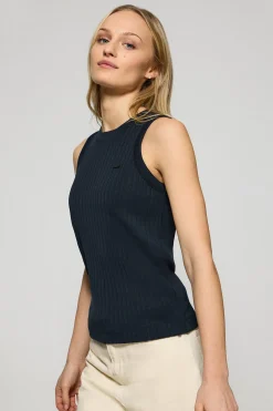 Camiseta top Tamika azul marino acanalada con detalle de botón nacarado Polo Club