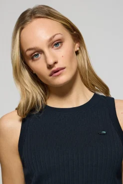 Camiseta top Tamika azul marino acanalada con detalle de botón nacarado Polo Club